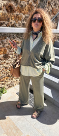 Ensemble haut à fermeture éclair et pantalon vert kaki