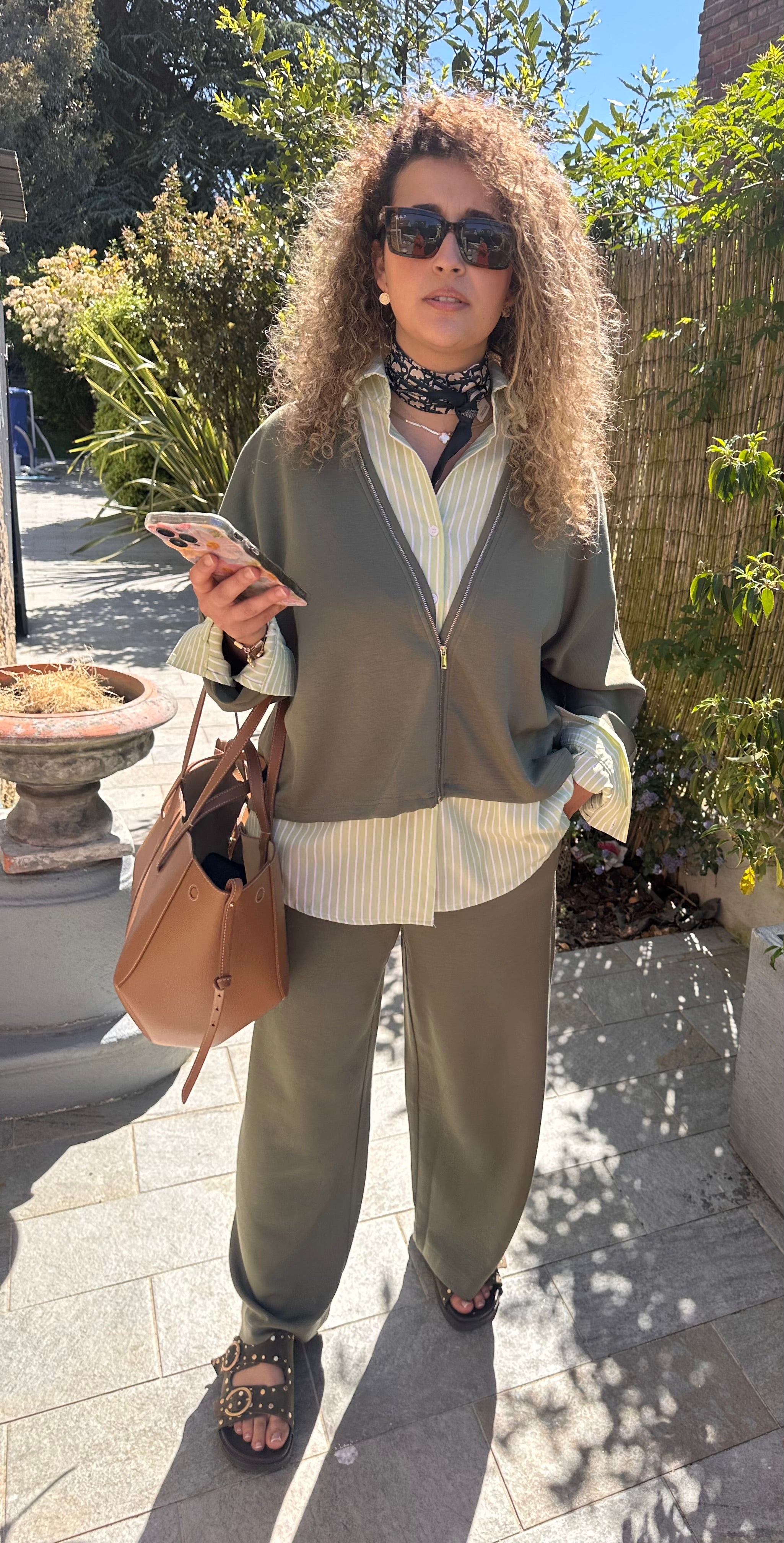 Ensemble haut à fermeture éclair et pantalon vert kaki