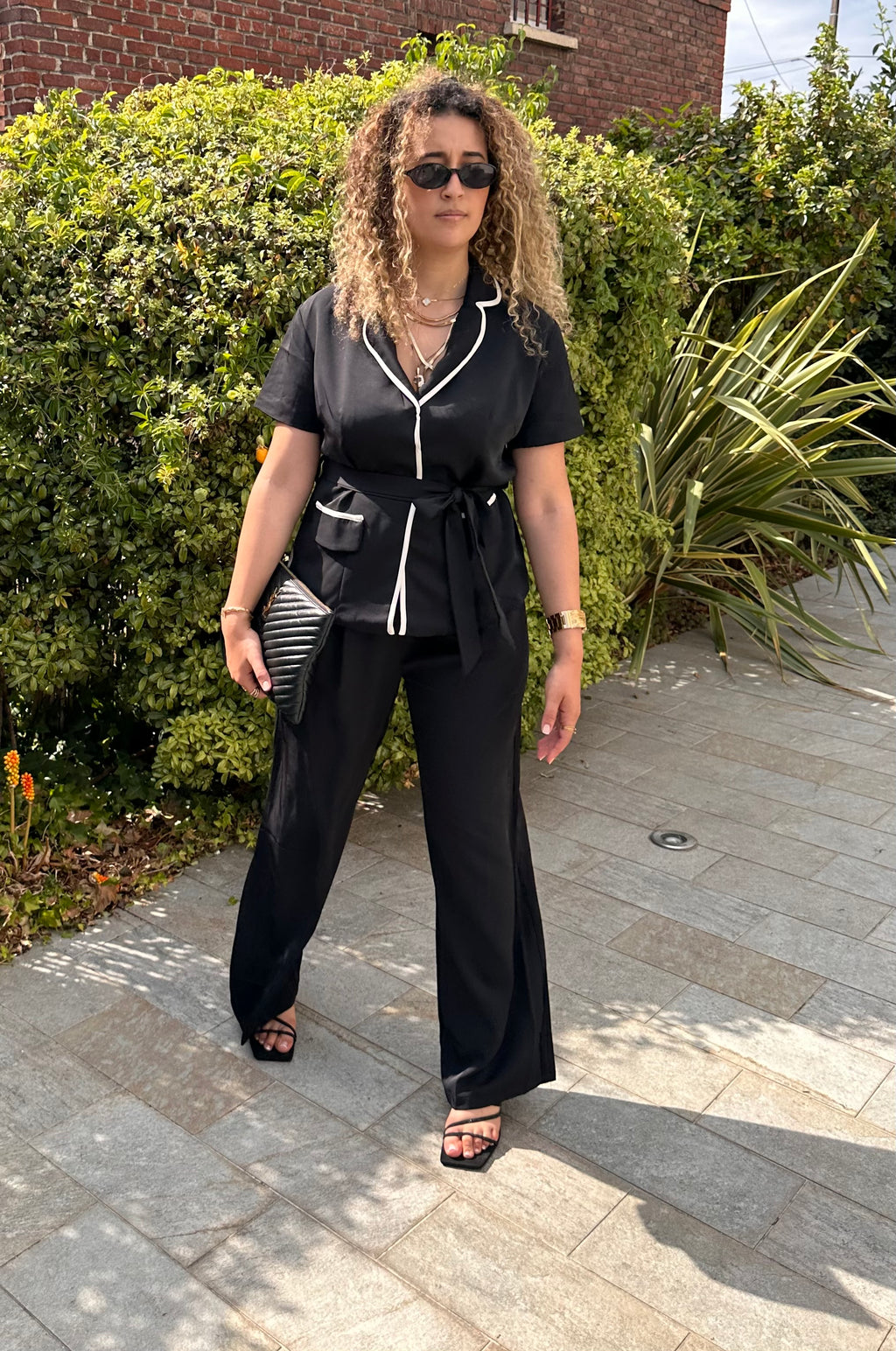 Ensemble tailleur noir à liserés écru