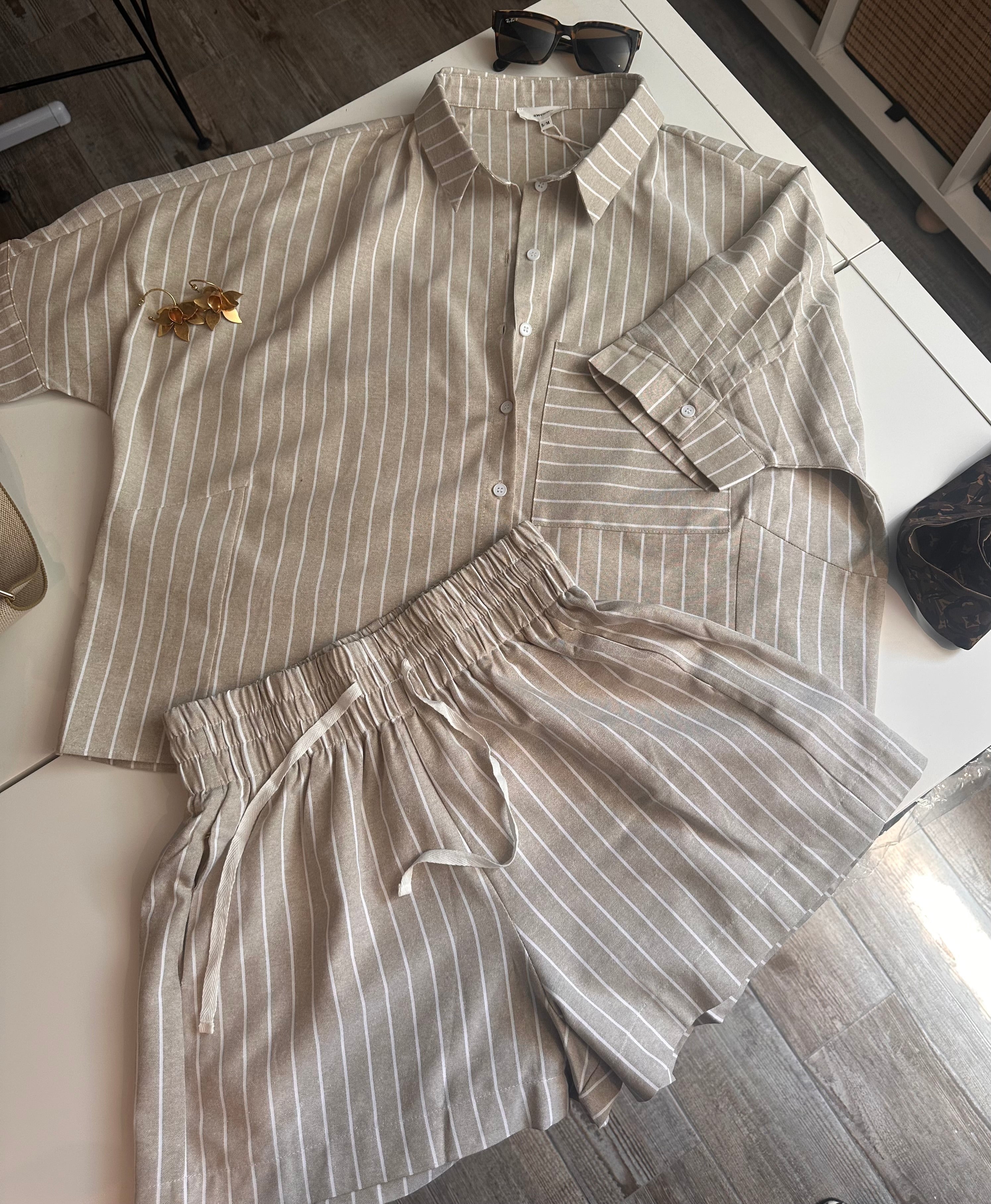 Ensemble chemise + short beige à rayures