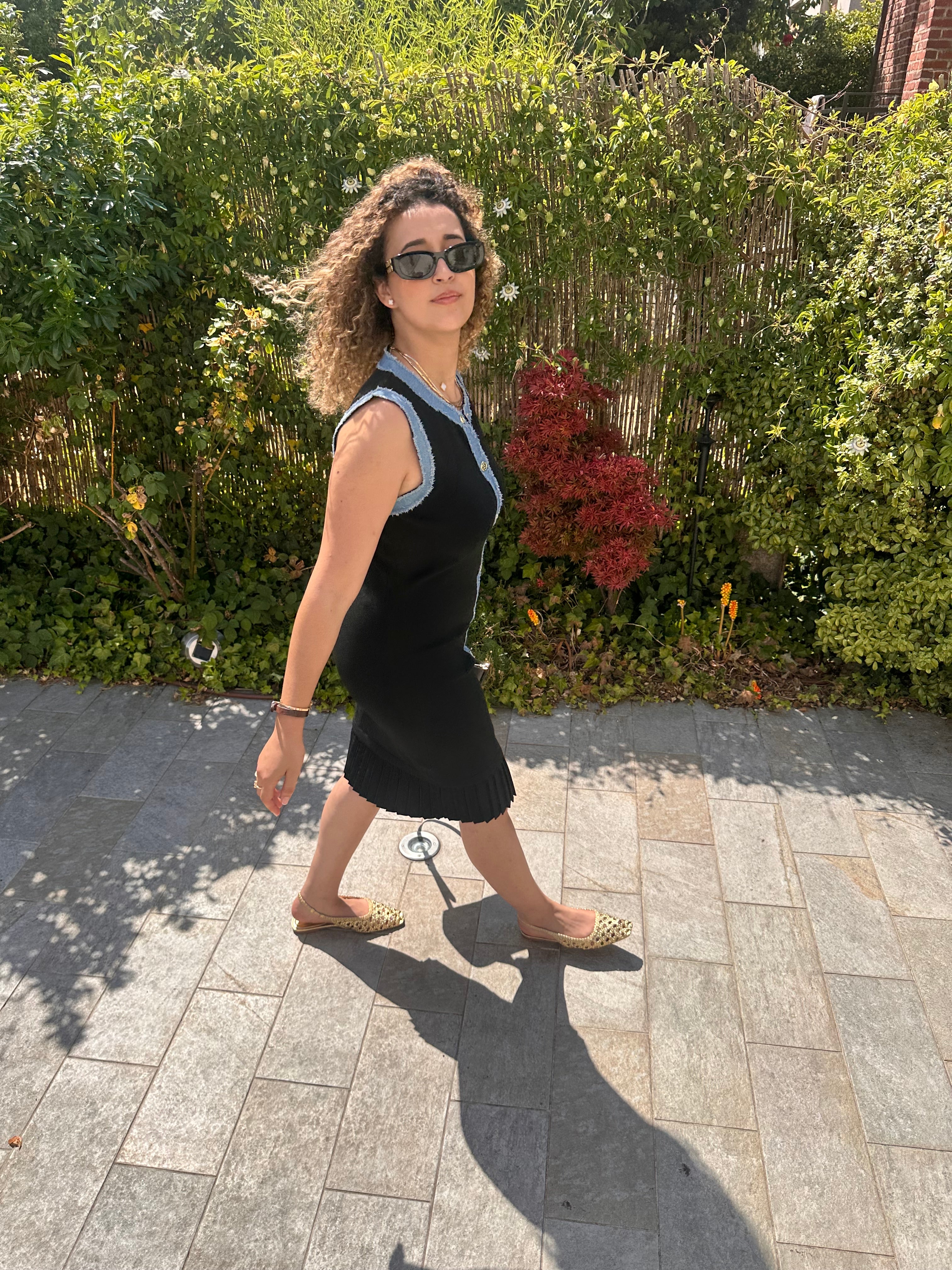 Robe en maille noire à détails en jean et boutons dorés