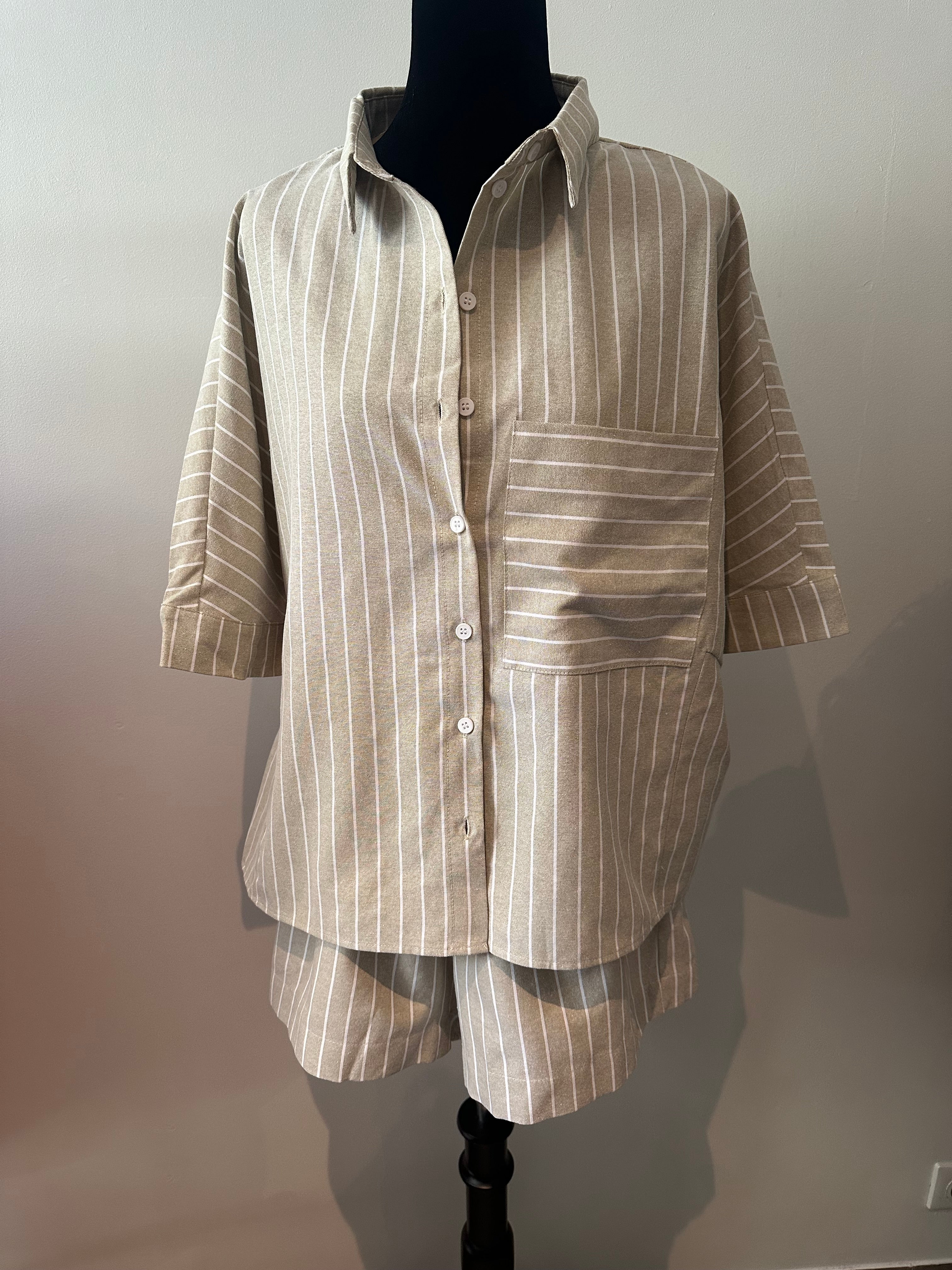 Ensemble chemise + short beige à rayures