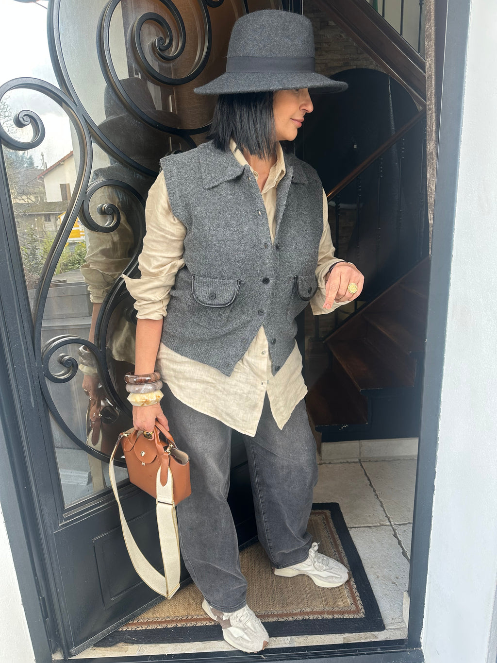 Gilet sans manche en maille gris avec détail poche en simili cuir