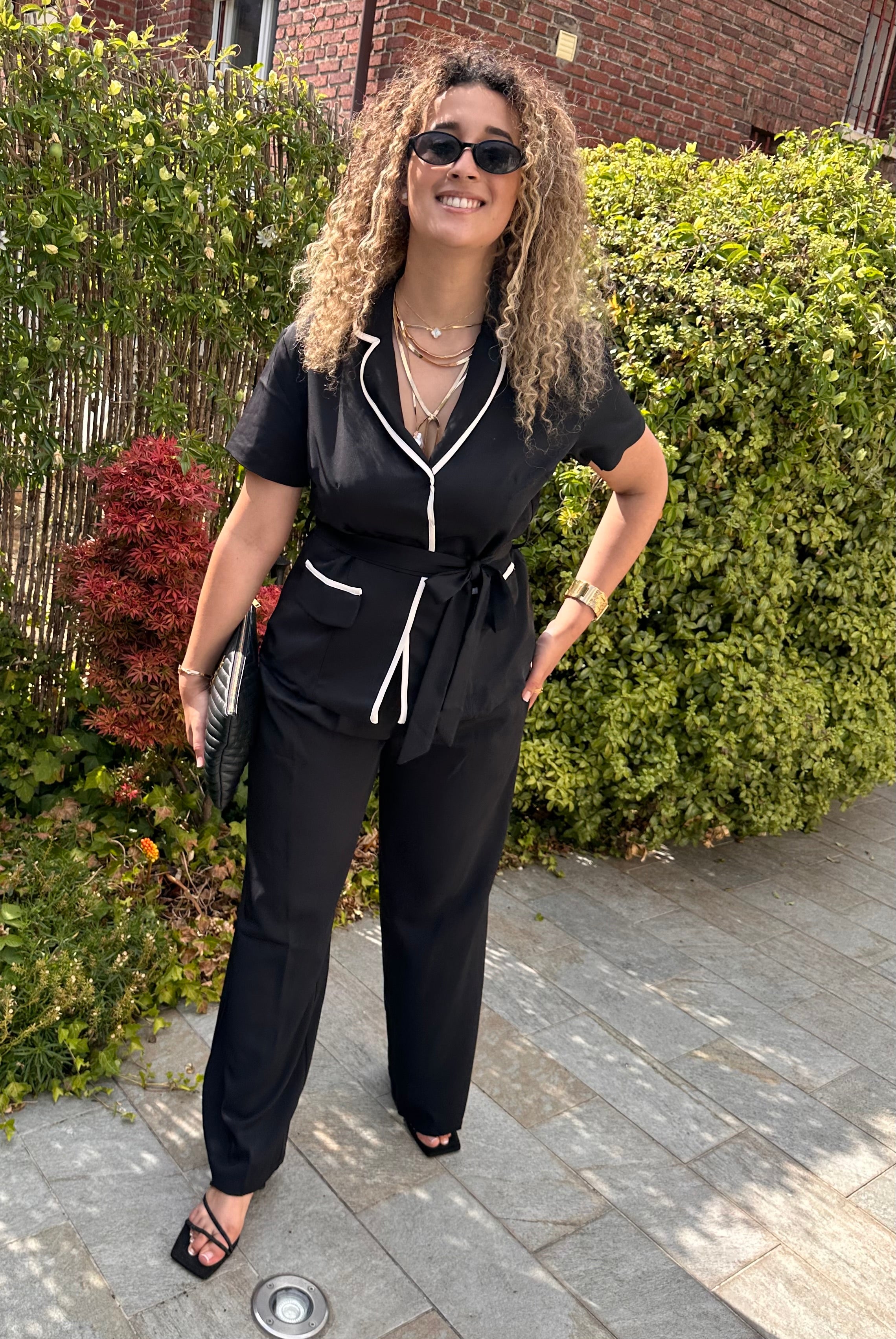 Ensemble tailleur noir à liserés écru