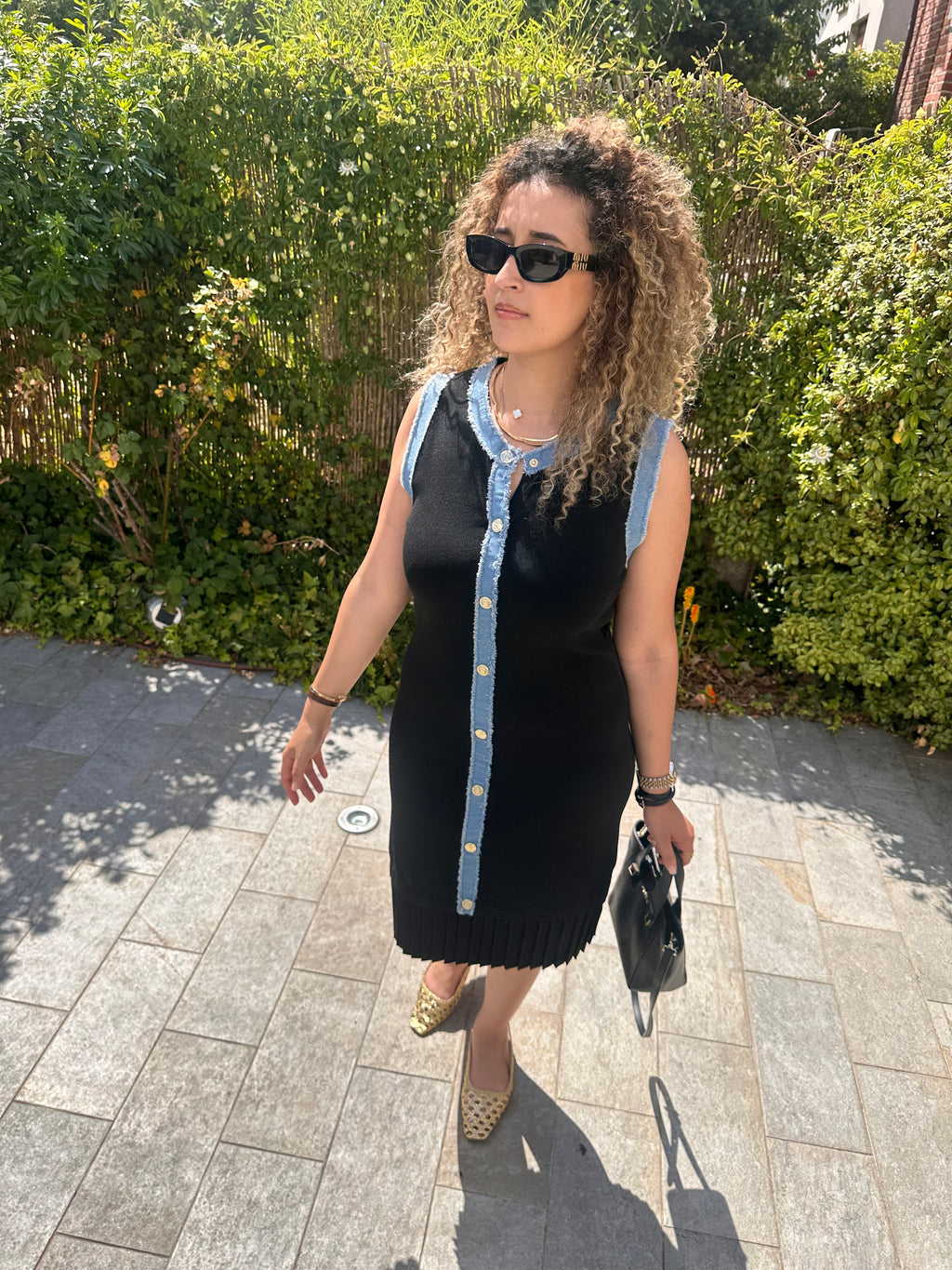 Robe en maille noire à détails en jean et boutons dorés