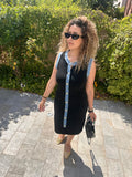 Robe en maille noire à détails en jean et boutons dorés