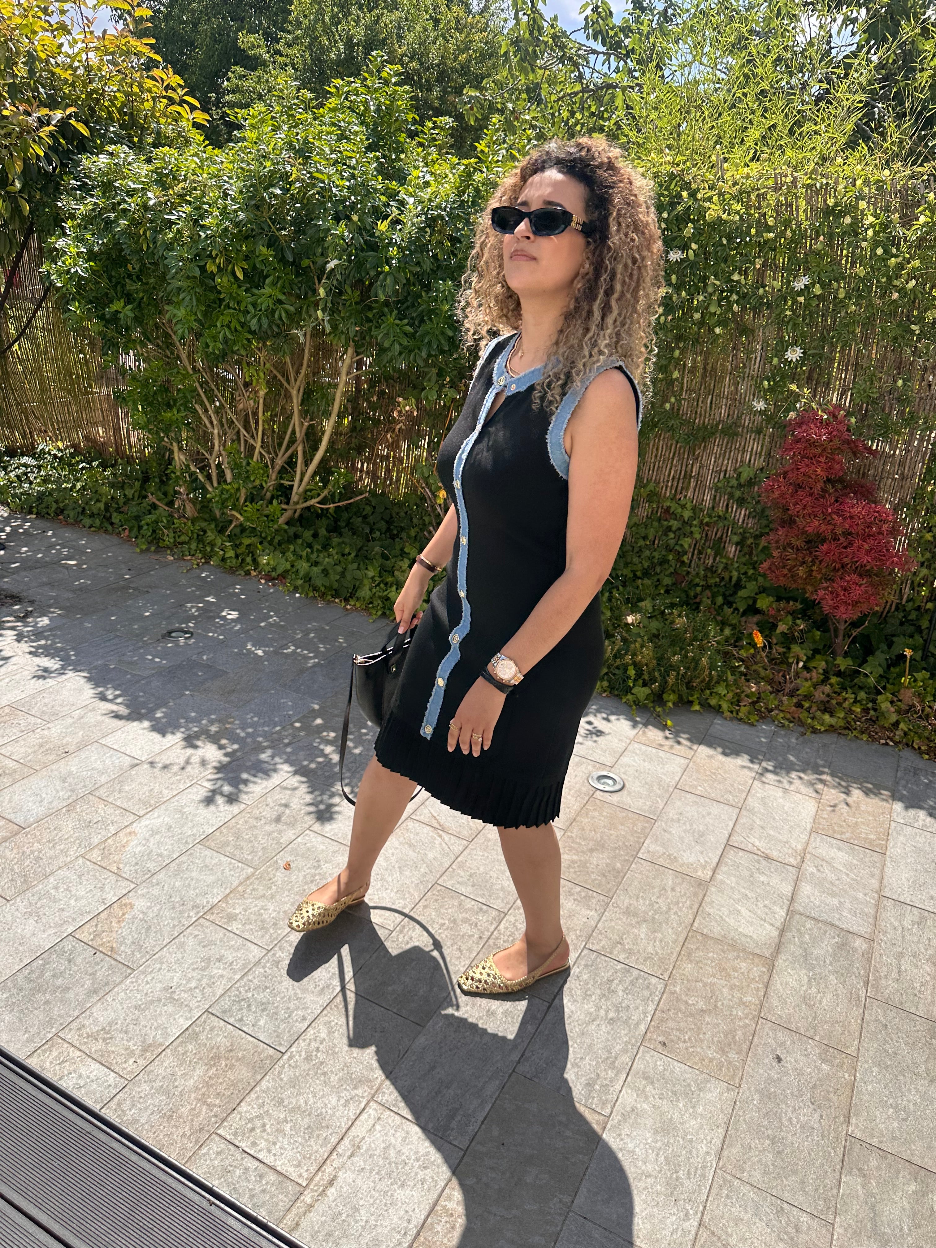Robe en maille noire à détails en jean et boutons dorés