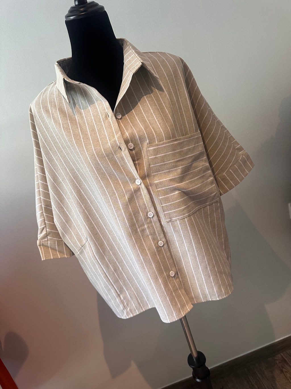 Ensemble chemise + short beige à rayures