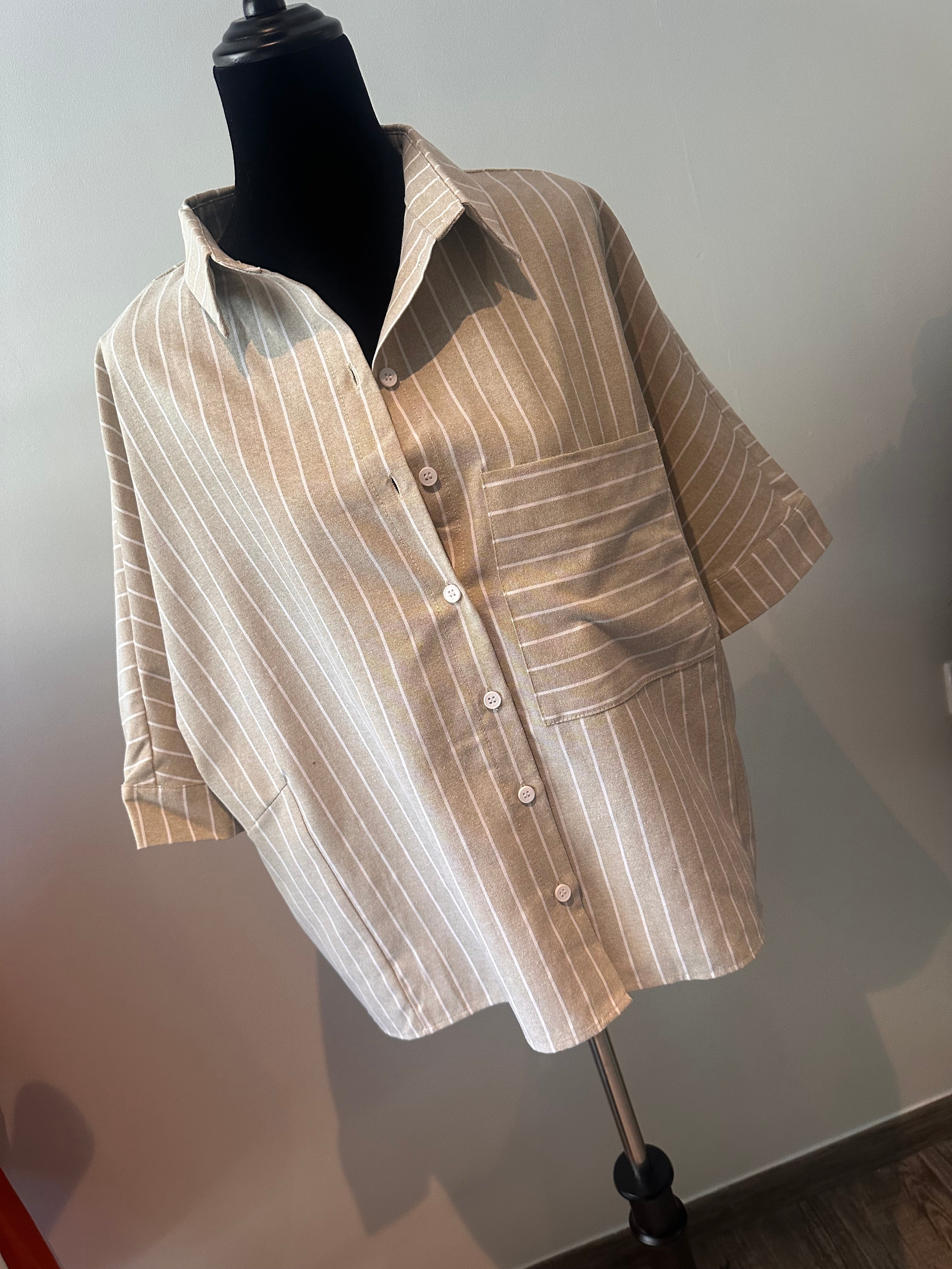 Ensemble chemise + short beige à rayures