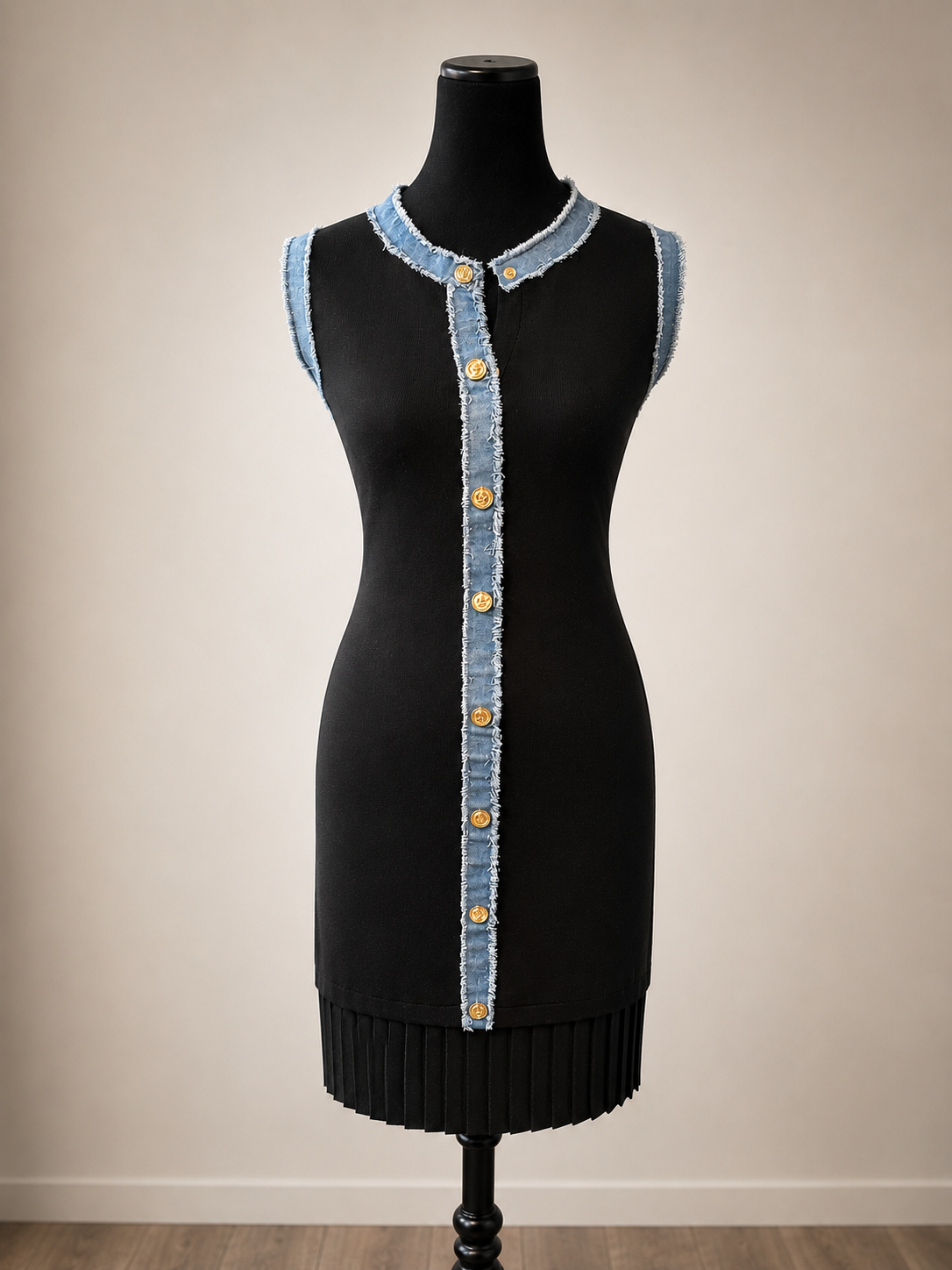 Robe en maille noire à détails en jean et boutons dorés