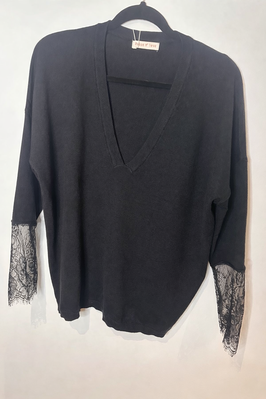 Pull col V noir à dentelle
