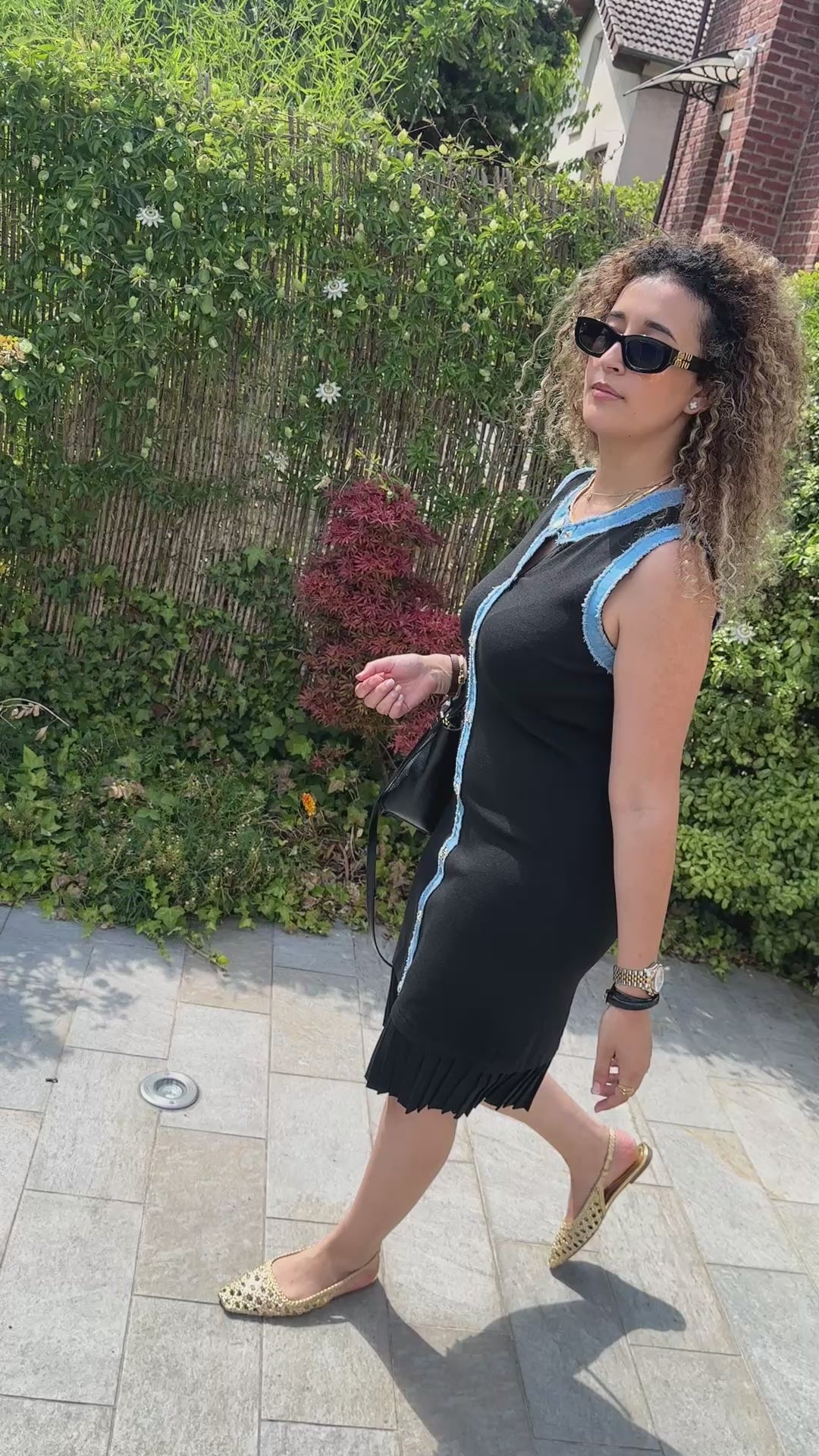 Robe en maille noire à détails en jean et boutons dorés